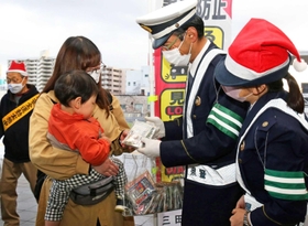 交通安全を呼びかける三田署員ら＝三田市駅前町