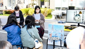 神戸大学の学生らによるかなしきデブ猫ちゃん兵庫編の読み聞かせ会＝三田駅前商店街
