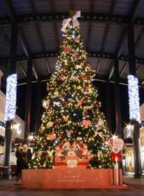 ディズニーの装飾を施したクリスマスツリー＝神戸三田プレミアム・アウトレット（（Ｃ）Ｄｉｓｎｅｙ（Ｃ）Ｄｉｓｎｅｙ／Ｐｉｘａｒ（Ｃ）２０２２ＭＡＲＶＥＬ（Ｃ）＆TMＬｕｃａｓｆｉｌｍＬｔｄ．）