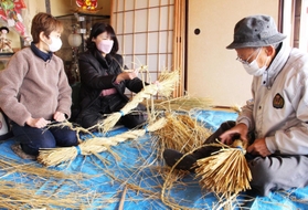 しめ縄を作る参加者＝三田市福島