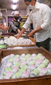 米まんじゅうを作る「きねや菓舗」の従業員＝三田市三田町