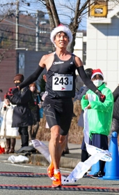 大会新記録を達成した三田市出身の秋山雄飛さん＝三田市天神２