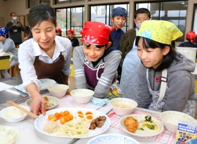 椎木ゆかりさん（左）が手がけた特製のぬか漬けは児童に大人気＝三田市下里