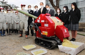 ウッドチッパーの使い方を確認する生徒ら＝三田市天神２