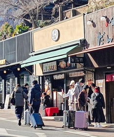 外国人旅行者の増加に伴いキャリーバッグ姿も増えてきた
