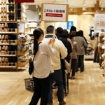 レジを待つ行列もできた＝三田市駅前町
