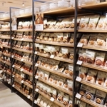 食品の取り扱いも充実＝三田市駅前町