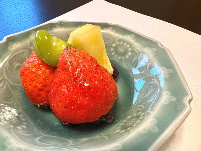 イチゴの赤が映える三田青磁との組み合わせ（提供）