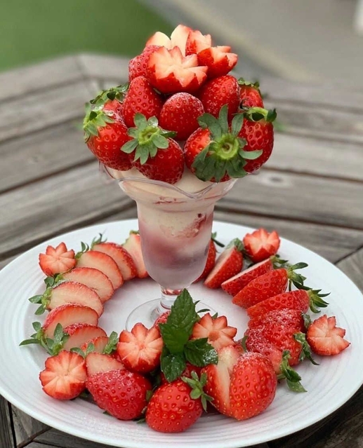 フリーカフェのパフェ「いちご畑」（提供）