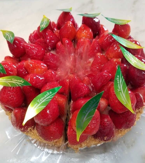 菓子の実ヤマオカの「三田いちご農家のたっぷりタルト」（提供）