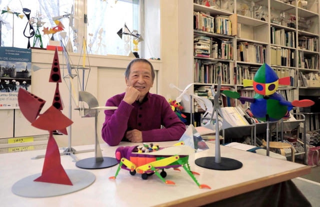 アトリエで模型を前にほほえむ＝三田市藍本