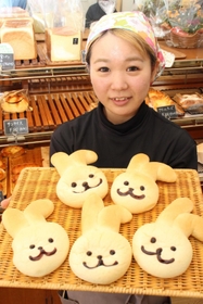 曲がった耳、優しい甘さ かわいいウサギのクリームパン 三田のパン店で