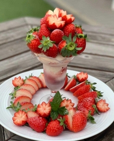 フリーカフェのパフェ「いちご畑」（提供）