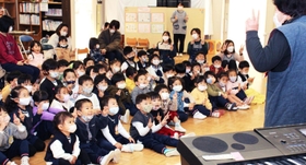 指を２にしてカニのポーズをする子どもたち＝三田幼稚園