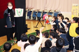 なぞなぞが出題されると子どもたちが「はい、はい」と元気よく手を挙げる＝三田幼稚園