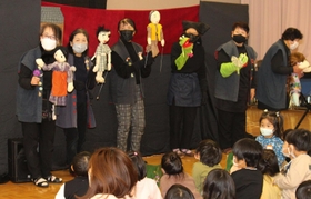 人形を陽気に操るだっこ座のメンバー＝三田幼稚園