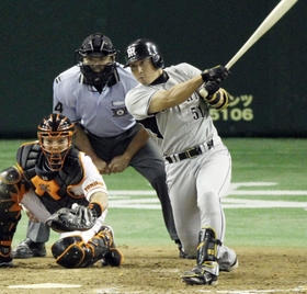 ２０１０年の読売ジャイアンツ戦でタイムリーを放つ桜井広大さん＝東京ドーム