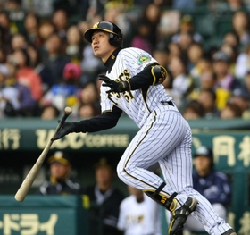 ホームランを放つ桜井広大さん＝阪神甲子園球場
