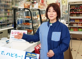 当時の状況を説明する梶田真由美さん＝ローソン三田市相生町店