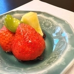 イチゴの赤が映える三田青磁との組み合わせ（提供）