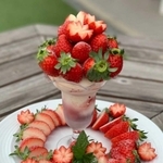 フリーカフェのパフェ「いちご畑」（提供）