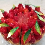 菓子の実ヤマオカの「三田いちご農家のたっぷりタルト」（提供）