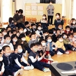 指を２にしてカニのポーズをする子どもたち＝三田幼稚園