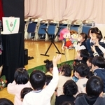 なぞなぞが出題されると子どもたちが「はい、はい」と元気よく手を挙げる＝三田幼稚園