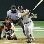 ２０１０年の読売ジャイアンツ戦でタイムリーを放つ桜井広大さん＝東京ドーム