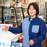 当時の状況を説明する梶田真由美さん＝ローソン三田市相生町店