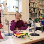 アトリエで模型を前にほほえむ＝三田市藍本