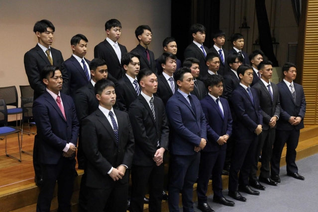 兵庫ブレイバーズの新入団選手ら＝三田市三田町