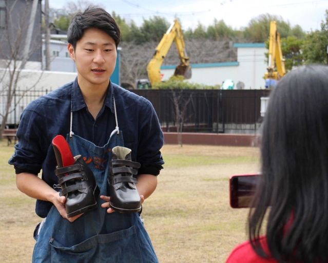 カメラに向かって自作の靴へのこだわりを話す＝三田市福島