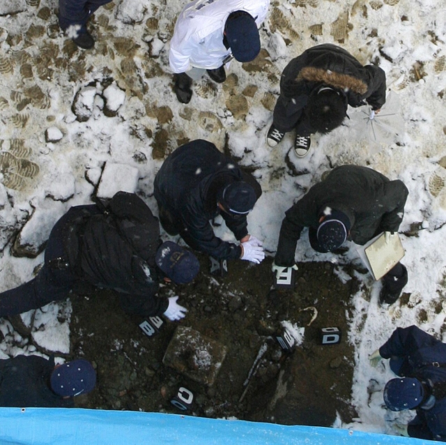 現場を調べる捜査員ら＝2011年2月、三田市小野