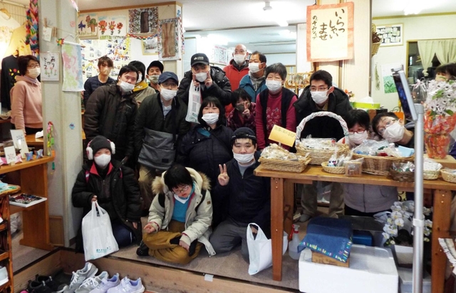 閉店の日に集合写真を撮った＝三田市中町（提供）