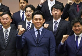 記者会見に臨んだ桜井広大打撃コーチ（前列中央）＝三田市三田町