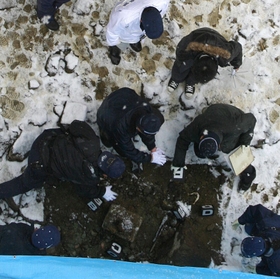 現場を調べる捜査員ら＝2011年2月、三田市小野