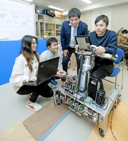 サービスロボット研究室が開発中の起立支援ロボット