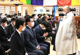 必勝祈願に臨んだ選手やコーチら＝三田市桑原