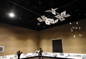 作品や年表が展示されている会場＝大阪府豊中市立文化芸術センター