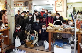 閉店の日に集合写真を撮った＝三田市中町（提供）
