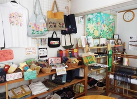 商品が所狭しと並んだのぞみショップ＝三田市中町（提供）
