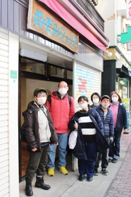 最後の片付けを終え、仲間を見送るメンバー＝三田市中町