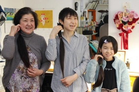 親子３代でのヘアドネーションを取材したこともあった（２０２１年２月）