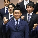 記者会見に臨んだ桜井広大打撃コーチ（前列中央）＝三田市三田町
