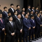 兵庫ブレイバーズの新入団選手ら＝三田市三田町