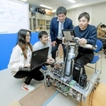 サービスロボット研究室が開発中の起立支援ロボット