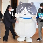 マルと記念撮影する来場者＝三田郷の音ホール