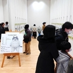新聞パネルや複製原画など約１００点が並ぶ会場＝三田郷の音ホール