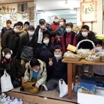 閉店の日に集合写真を撮った＝三田市中町（提供）